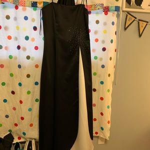 🐢 Black and White Gown